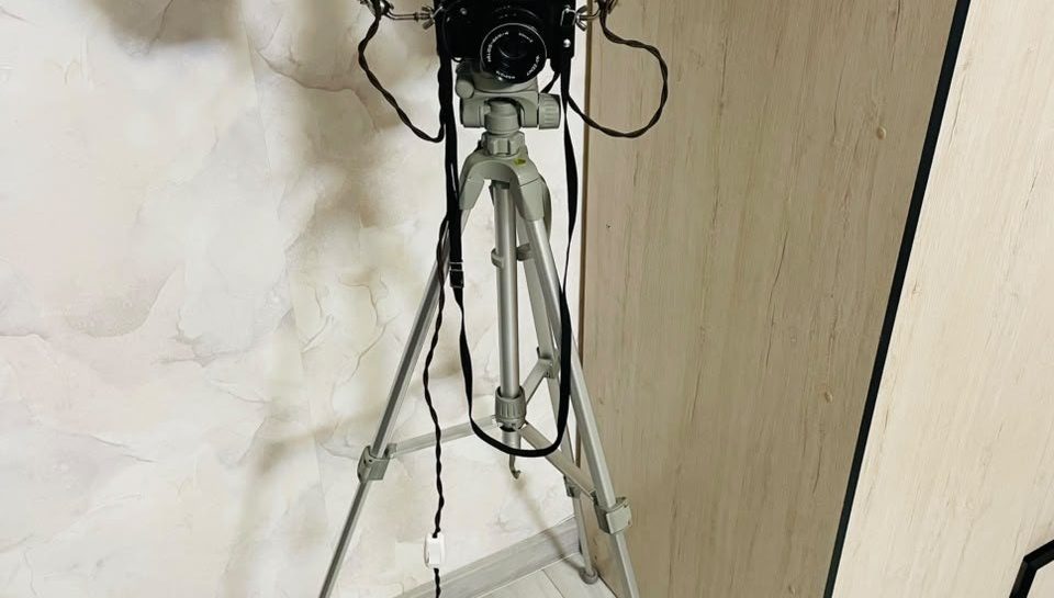 Общий вид на штативе — торшер лофт из фотоаппарата Зенит 11, WT Новосибирск