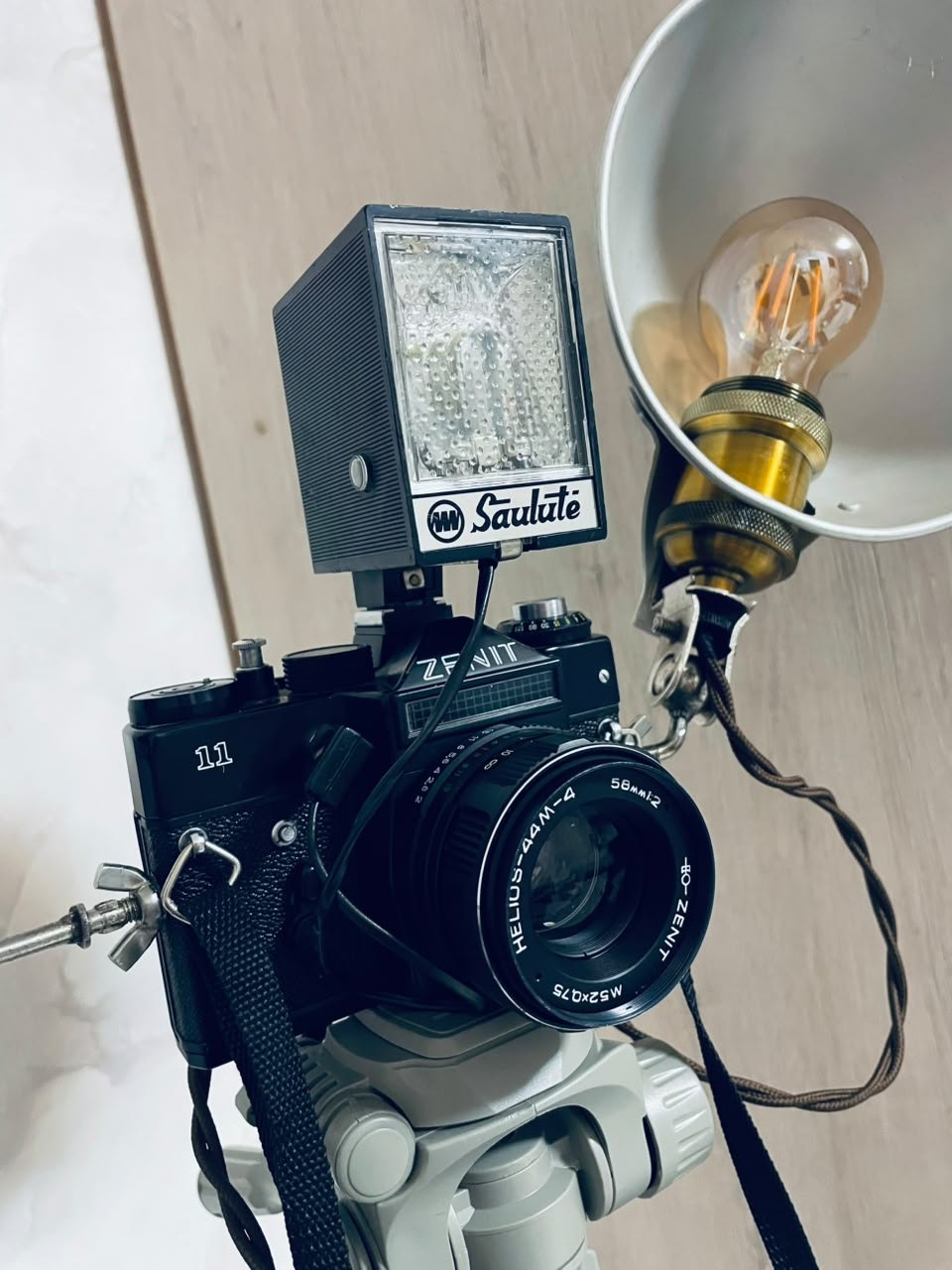 Камера со вспышкой и латунные патроны крупно — торшер лофт из фотоаппарата Зенит 11, WT Новосибирск